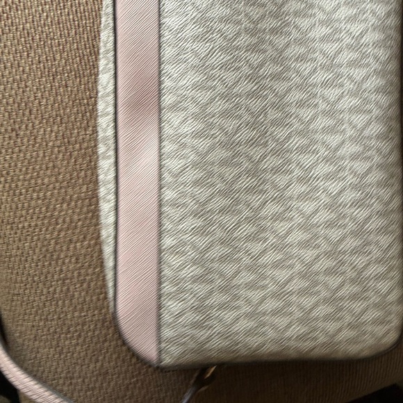 Michael Kors Cream and Pink Crossbody Bag with Gold Chain - Picture 3 of 4